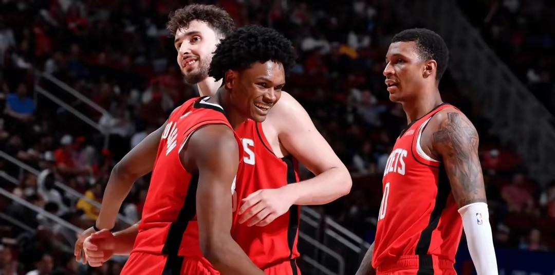 包含今晚休斯敦火箭调整名单以备英超；回应争议环节打磨；引发热议；赛程密集仍需轮换的词条